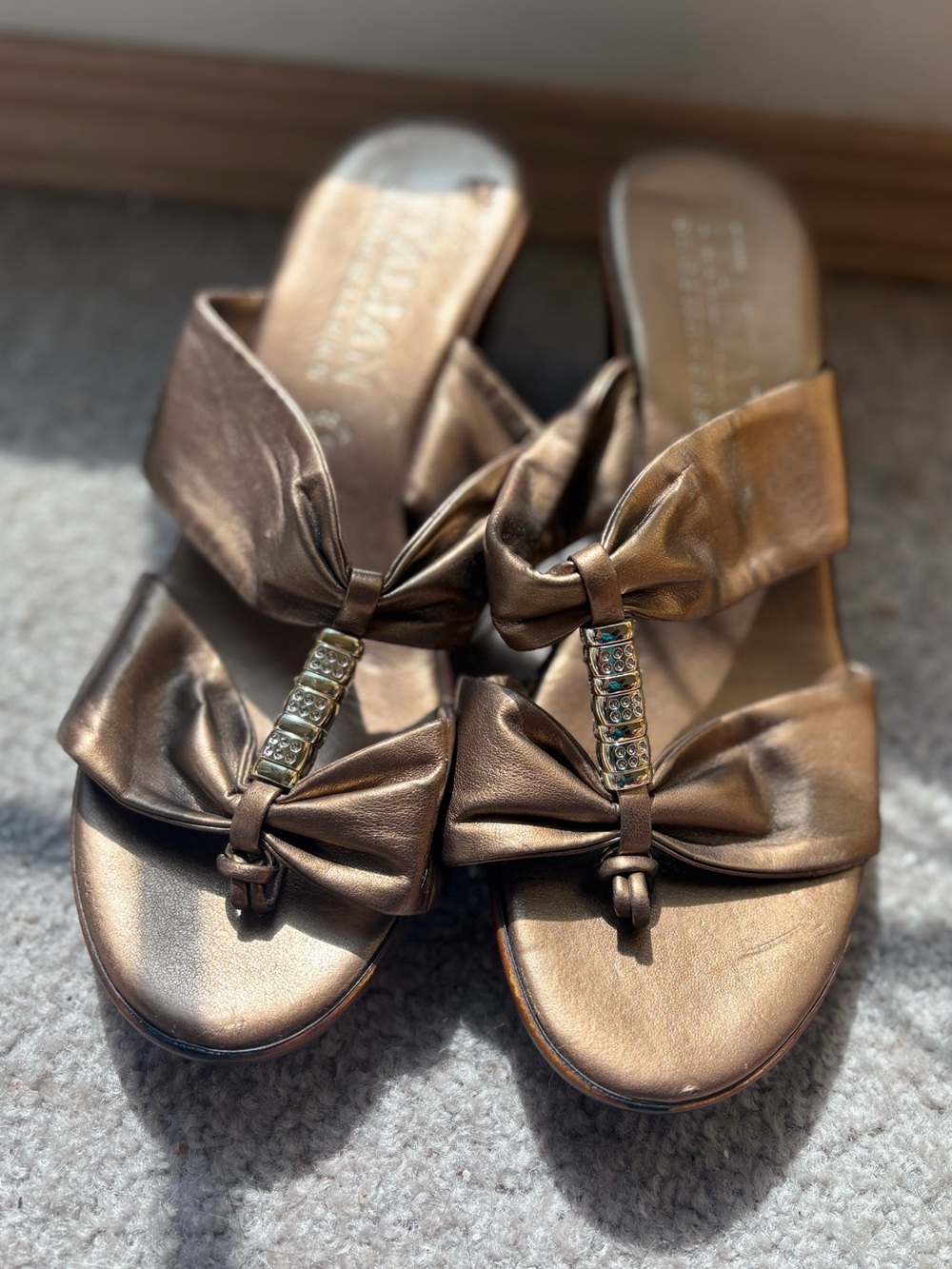 Italian Shoemakers 6 Bronze Bow Rhinestone Wedge Sandals Made Italy Y2K
